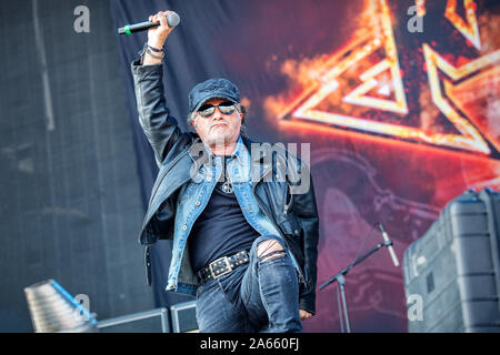 Solvesborg, Svezia. 6th, Giugno 2019. La Swiss heavy metal band Krokus esegue un concerto dal vivo durante la Presidenza svedese music festival Sweden Rock Festival 2019. Qui la cantante Marc Storace è visto dal vivo sul palco. (Photo credit: Gonzales foto - Terje Dokken). Foto Stock