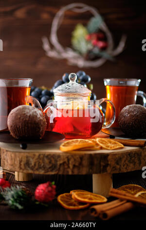 Vista ingrandita di uva e tè al limone con torta al cioccolato Foto Stock