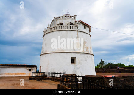 Fort Aguada è stato costruito nel 1612 dal portoghese, offrendo vedute dell'oceano e un abbandonato faro eretto nel 1864 Foto Stock