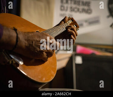 Un close-up di un mandolinist suonare il mandolino Foto Stock