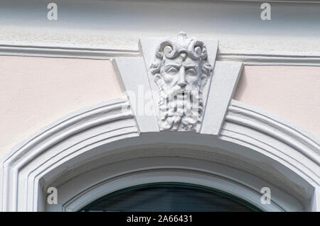 Dettagli architettonici sulla facciata di un edificio nel centro storico 2° distretto di Vienna, Austria Foto Stock
