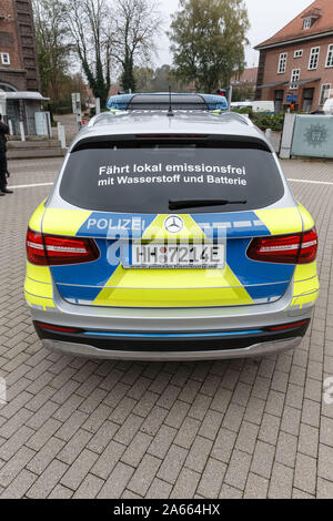 24 ottobre 2019, Amburgo: 'Fährt localmente a emissioni zero con idrogeno e batteria" è scritta sul lunotto posteriore di Amburgo la prima auto di pattuglia con cella a combustibile unità. La Mercedes-Benz GLC F-Cell è quello di essere il primo al mondo radio della polizia auto di pattuglia sia con una cella a combustibile e una batteria. Foto: Markus Scholz/dpa Foto Stock