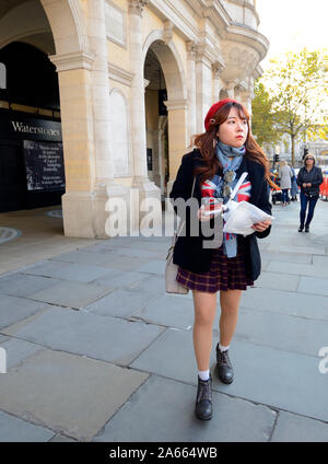 Londra, Inghilterra, Regno Unito. Femmina giovane turista giapponese in Trafalgar Square Foto Stock