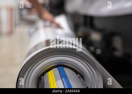 Dettagli di un movimento della testa di stampa. Enormi macchinari. Stampa professionale facility, grandi rotoli di vinile, pronto per l'esportazione. Lucida, opaca tema ecologico. Foto Stock