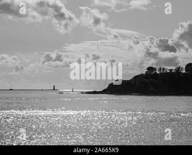 I draghetti Island e la Plymouth frangiflutti dalla riva a Plymouth Sound Foto Stock