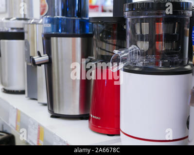 Mosca, Russia - 24 Aprile 2019: cucina spremiagrumi. su un ripiano in un negozio di ferramenta. uno shaker su un ripiano in un Apple retail store. Foto Stock