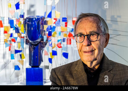 Londra, Regno Unito. 24 ott 2019. Londra, Regno Unito. 24 ott 2019. Galleria Opera in anteprima una nuova mostra dallo spagnolo della pop art pioneer Manolo Valdés che corre al loro nuovo Bond Street Gallery di Londra il 25 ottobre - 15 novembre. Le bacheche espositive 30 opere, spanning 2006 al 2019, che vanno dalla scultura alla pittura con un faretto sull'artista artigianato. Credito: Guy Bell/Alamy Live News Foto Stock