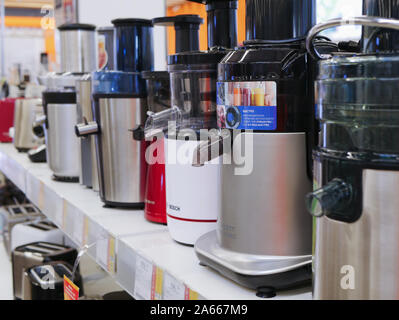 Mosca, Russia - 24 Aprile 2019: cucina spremiagrumi. su un ripiano in un negozio di ferramenta. uno shaker su un ripiano in un Apple retail store. Foto Stock