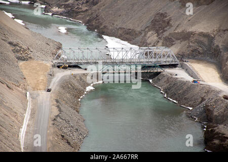 Vista aerea del paesaggio con ponte stradale sul Srinagar autostrada attraversando la confluenza del Indus e Zanskar fiumi durante la stagione invernale a Leh Ladakh in Ja Foto Stock