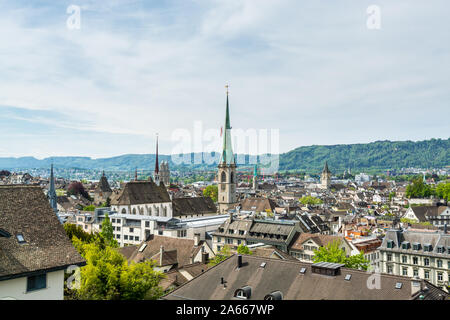 Panorama della città vista della città vecchia di Zurigo, con Predigerkirche, uno dei quattro principali chiese della città vecchia di Zurigo, Svizzera Foto Stock