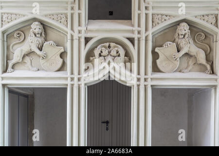 Statue di interor dell'edificio principale del Museo nazionale svizzero di Zurigo (tedesco: Landesmuseum) Foto Stock