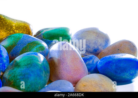 Natura sintetica. Messa a fuoco selettiva di colore lucido blu e oro per la spiaggia di ciottoli di close-up. Verniciato artificiale giardino decorazione di pietra. Design Craft indietro Foto Stock