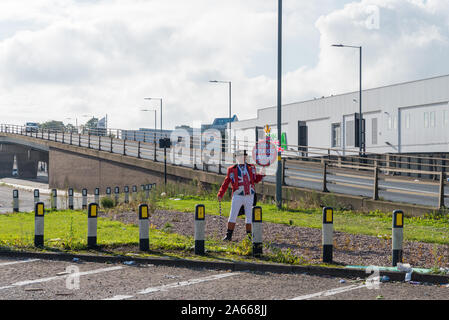 Uomo vestito da John Bull proteste sotto il Perry Barr cavalcavia in Perry Barr, Birmingham che il Consiglio sta minacciando di chiudere e smantellare. Foto Stock