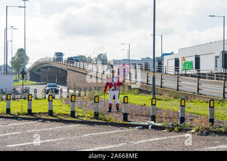 Uomo vestito da John Bull proteste sotto il Perry Barr cavalcavia in Perry Barr, Birmingham che il Consiglio sta minacciando di chiudere e smantellare. Foto Stock