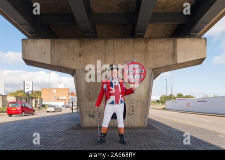 Uomo vestito da John Bull proteste sotto il Perry Barr cavalcavia in Perry Barr, Birmingham che il Consiglio sta minacciando di chiudere e smantellare. Foto Stock