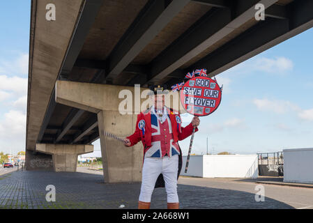 Uomo vestito da John Bull proteste sotto il Perry Barr cavalcavia in Perry Barr, Birmingham che il Consiglio sta minacciando di chiudere e smantellare. Foto Stock