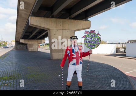 Uomo vestito da John Bull proteste sotto il Perry Barr cavalcavia in Perry Barr, Birmingham che il Consiglio sta minacciando di chiudere e smantellare. Foto Stock