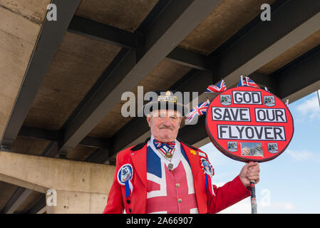 Uomo vestito da John Bull proteste sotto il Perry Barr cavalcavia in Perry Barr, Birmingham che il Consiglio sta minacciando di chiudere e smantellare. Foto Stock