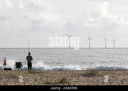 Uno stile di vita alternativo e vivere verde pescatore. Sostenibile delle risorse di pesca. Il potere di vento e le fonti rinnovabili di energia del moto ondoso rappresentato con windfar offshore Foto Stock