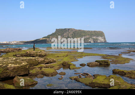 Tourist prende le immagini su fondali bassi Jeju fare Seongsan Ilchulbong, Jeju Island, Corea del Sud Foto Stock