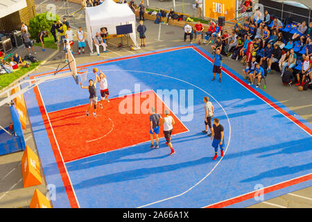 Kiev, Ucraina - 14 settembre, 2109: uomini giocano a basket su una strada. Sfera di strada campionato. Vista aerea Foto Stock