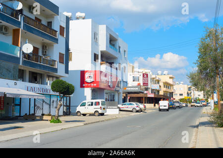 PAPHOS, Cipro - 13 febbraio 2019: Road e il tipico quartiere residenziale di Paphos. Paphos è la più famosa città di Cipro Foto Stock