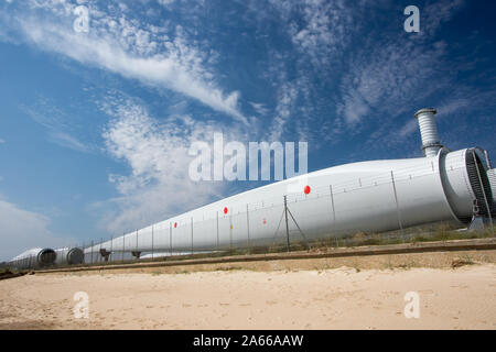 Turbina eolica parti di lama. Investire nell'energia rinnovabile. Potenza per lo sviluppo del settore. Massiccio Pale immagazzinate a Great Yarmouth porto esterno UK pronto per Foto Stock