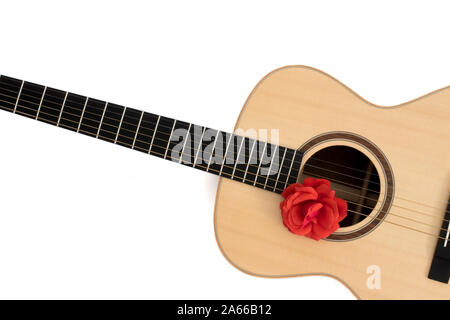 Canzone d'amore. Chitarra acustica con una rosa rossa. La musica romantica Concetto di immagine. Chitarra Folk con fiore su sfondo bianco copy-spazio. Il romanticismo e la serenata. Foto Stock