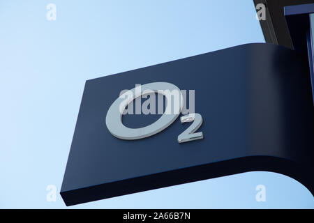 Logo della società O2 visto contro il cielo in Oxford Street, Londra, Regno Unito. Foto Stock