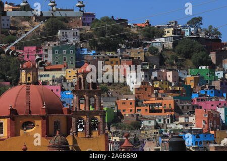 Vista di case colorate sulla collina in Guanajuato, Messico, situato nel Messico centrale Foto Stock