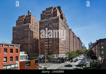 Enormi blocchi di appartamenti in corrispondenza di un angolo della 10th Avenue e West 23rd Street visto dalla linea alta. Foto Stock