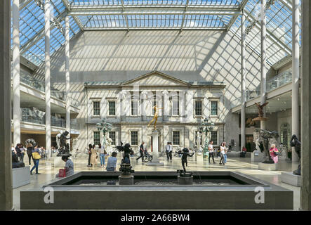 Cortile coperto al Metropolitan Museum of Art di New York. Foto Stock