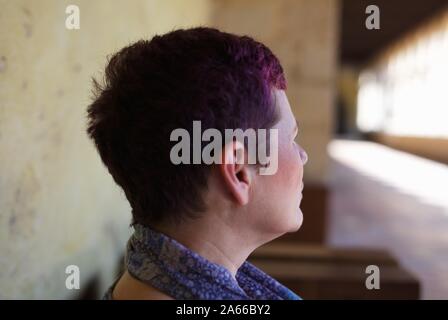 Profilo del pelo corto donna Foto Stock