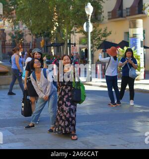 Tre coppia donna asiatica tenendo selfie Foto Stock