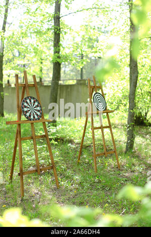 Freccette bersagli su cavalletti in foresta. Foto Stock