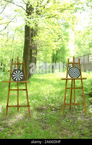 Freccette bersagli su cavalletti in legno nella foresta. Foto Stock