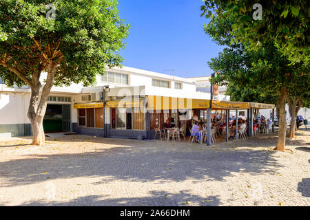 Moncarapacho locali gente del posto rilassarsi a Nicola un bar strada caffetteria ristorante. Moncarapacho Algarve, Portogallo. Foto Stock