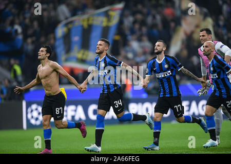 Milano, Italia. 23 Ott, 2019. I giocatori di Internazionale a festeggiare la vittoria durante la UEFA Champions League match tra Inter e Milan e Borussia Dortmund allo Stadio San Siro di Milano, Italia il 23 ottobre 2019. Foto di Giuseppe mafia. Credit: UK Sports Pics Ltd/Alamy Live News Foto Stock