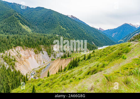 Soggiornare Kolsai laghi pittoreschi mozzafiato paesaggio panoramico alto angolo di visione su un nuvoloso cielo blu giorno Foto Stock