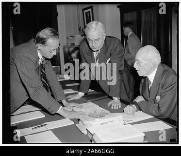 Amministratore di WPA Hopkins indica al piano casa per aumentare il carico di sfiato. Washington, 20 aprile. Comparendo prima casa stanziamenti Comitato oggi amministratore WPA Harry Hopkins indicato nella sua testimonianza si stava preparando per aumentare il carico di rilievo durante i primi sette mesi durante l'anno fiscale successivo inizio luglio 1. Hopkins (sinistra) è raffigurato come egli ha spiegato la è stata la figura che ha detto che è necessario per il presidente Roosevelt è $4,512,000,000 Recovery Drive, sost. Clifton A. Woodrum (centro) presidente della sottocommissione e sost. Edward T. Taylor, un membro del Comitato Foto Stock