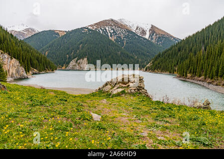 Soggiornare Kolsai laghi pittoreschi mozzafiato paesaggio panoramico alto angolo di visione su un nuvoloso cielo blu giorno Foto Stock