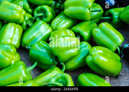 Peperone verde (noto anche come peperoni dolci di pepe o di capsicum) stand in un mercato contadino su una strada come sfondo a Atene, Grecia Foto Stock