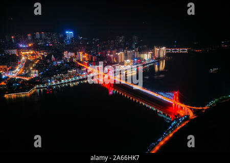 Chongqing. 22 ottobre, 2019. Foto aeree prese su Ott. 22, 2019 mostra una vista notturna di Zhongxian Contea delle Tre Gole regione del serbatoio sul Fiume Yangtze nel sud-ovest della Cina della Municipalità di Chongqing. Credito: Liu Chan/Xinhua/Alamy Live News Foto Stock