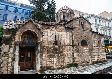 La facciata della chiesa di Panagia Kapnikarea nel centro di Atene, Grecia Foto Stock