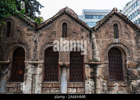 La facciata della chiesa di Panagia Kapnikarea nel centro di Atene, Grecia Foto Stock