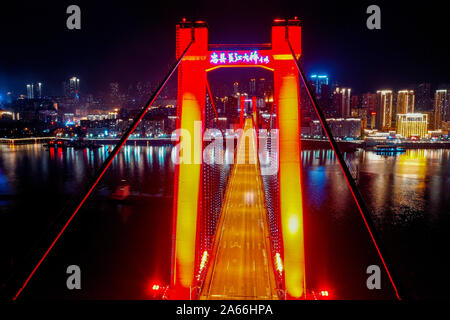 Chongqing. 22 ottobre, 2019. Foto aeree prese su Ott. 22, 2019 mostra una vista notturna di Zhongxian Contea delle Tre Gole regione del serbatoio sul Fiume Yangtze nel sud-ovest della Cina della Municipalità di Chongqing. Credito: Liu Chan/Xinhua/Alamy Live News Foto Stock