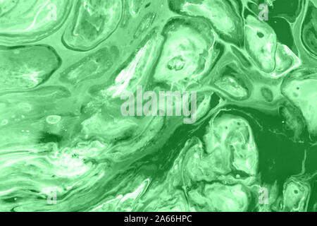 Sfondo astratto realizzato con fluido tecnica alla luce verde menta colore. Alla moda di sfondo colorato Foto Stock