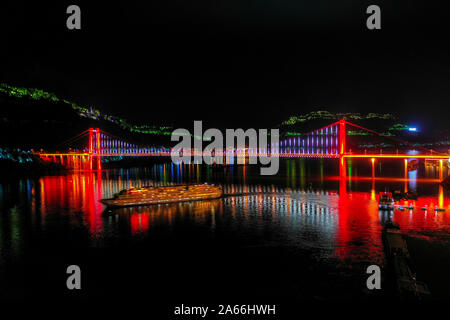 Chongqing. 22 ottobre, 2019. Foto aeree prese su Ott. 22, 2019 mostra una vista notturna di Zhongxian Contea delle Tre Gole regione del serbatoio sul Fiume Yangtze nel sud-ovest della Cina della Municipalità di Chongqing. Credito: Liu Chan/Xinhua/Alamy Live News Foto Stock