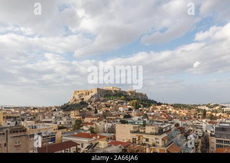 Sunrise vista sull'Acropoli e l'antica città di Atene Foto Stock