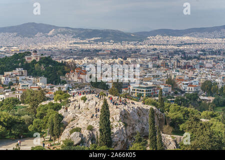 Vista panoramica dell'Areopago hill e la città di Atene, un antico Rock Observation Deck sull'Acropoli di Atene, Grecia Foto Stock